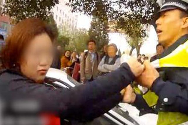驾车女子未礼让行人受处罚 微信圈辱骂民警泄愤被拘留
