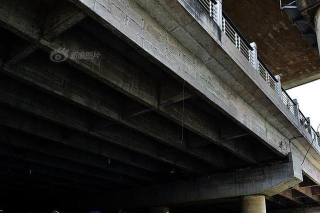 男子用18斤重石砸死女友 曾跪2小时求不分手遭拒