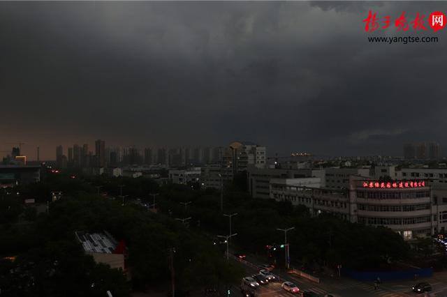 南京现十级大风 周末江苏多云转阴有阵雨或雷雨