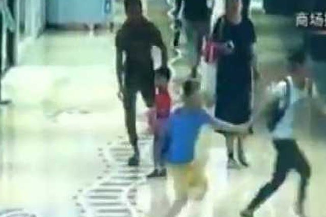 猖狂 男子当着母亲面将12岁少女拖进消防通道猥亵