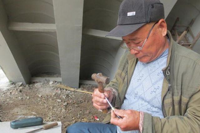 南京街头七旬老人修伞50年 骑车走遍半个中国