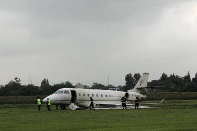 扬泰机场因公务机冲出跑道暂时关闭 部分航班取消