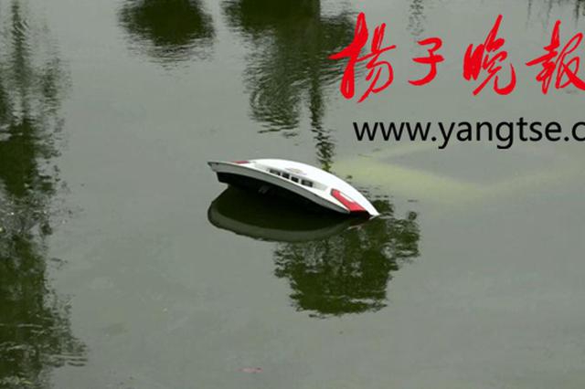 盐城一轿车为避让前方变道摩托 方向失控冲下河