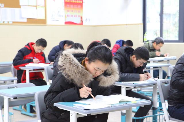 男子偷拍公务员考试卷后传至微信群 获刑6个月