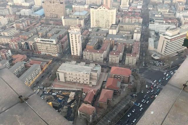 情侣相约跳楼女子身亡 男子因重回室内涉故意杀人被诉