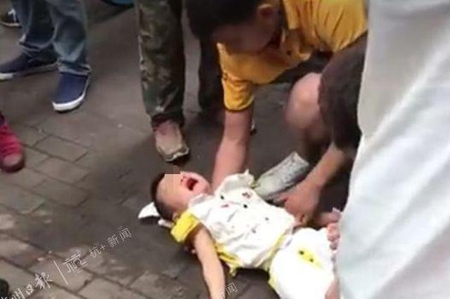 5岁男童6楼坠下  快递小哥用床单接娃自己摔倒受伤