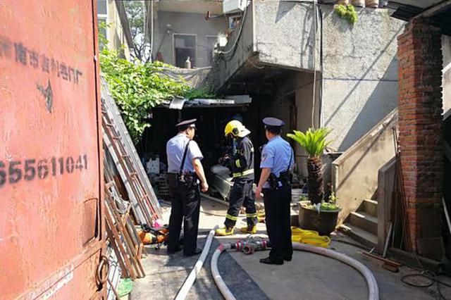 居民在家烧香"拜财神"引发火灾 未造成人员伤亡