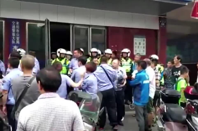 交警与执法人员持盾牌大吼对峙:2人被停职