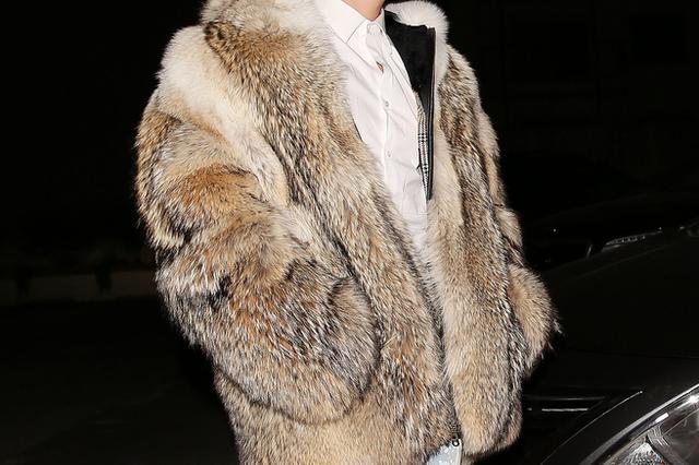 为让妻子穿上貂皮大衣 男子趁店员不备抱衣就跑