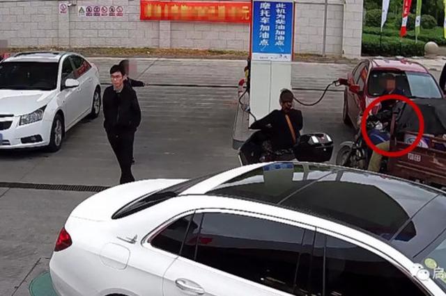 惊险！男子为威胁工作人员 加油站内放火周围全是车
