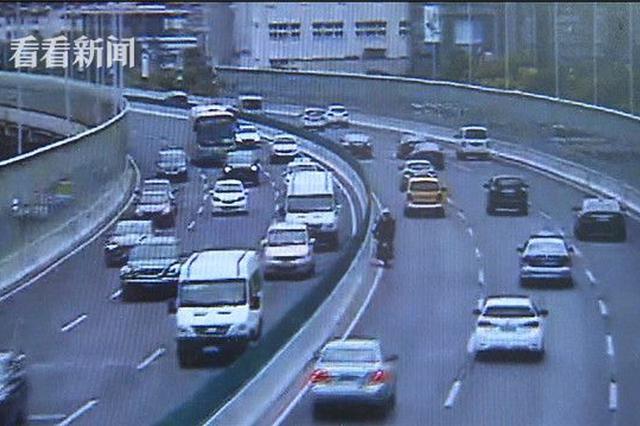 南京一男子胆太大 无证驾驶过检无保险车辆被拦截