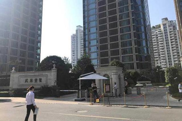 丈夫赠情人3000万豪宅 法院执行强制腾房还给妻子