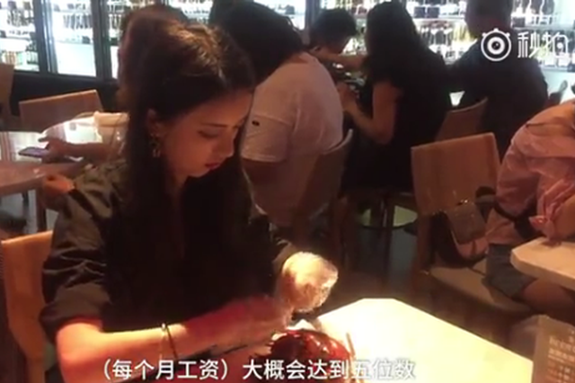 餐厅美女代剥小龙虾服务引质疑 店家：剥虾员男女都有