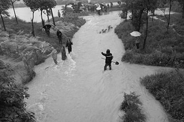 村组长排雨水坠入涵洞 警民联手救起已不幸身亡