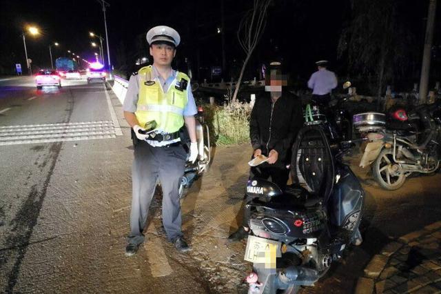 花15元买了副假号牌 被查竟称不知其违法