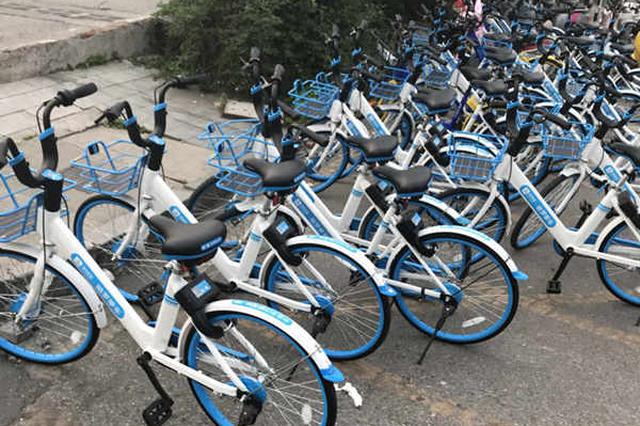 百余辆小蓝车肆意停放 堵住镇江火车站出租车接客通道