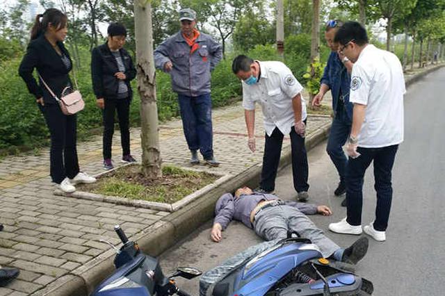 镇江一老人酒后驾驶电动车 被甩出5米远