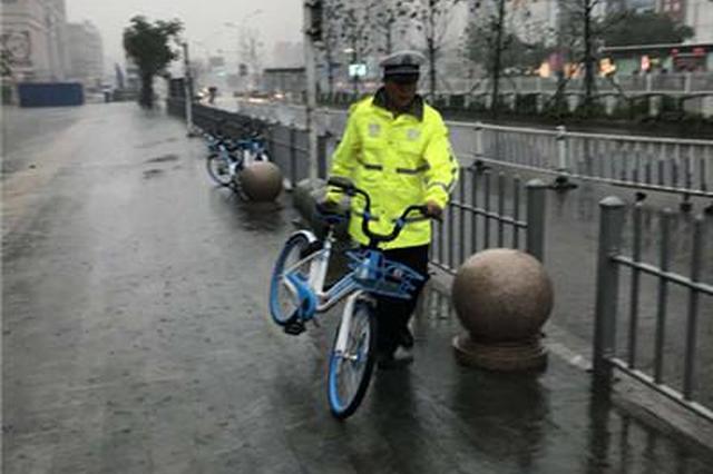 百余共享单车肆意停放 堵住火车站出租车接客通道