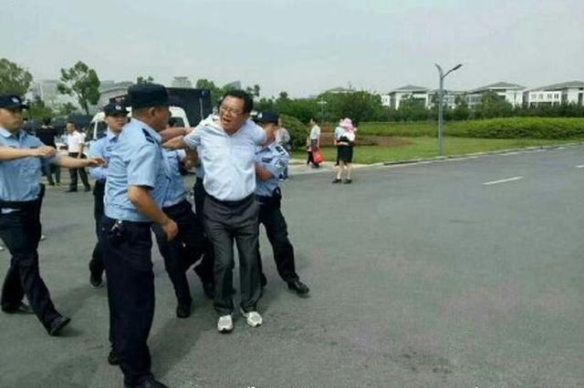 安徽六安教师集体维权遭警方殴打?官方回应