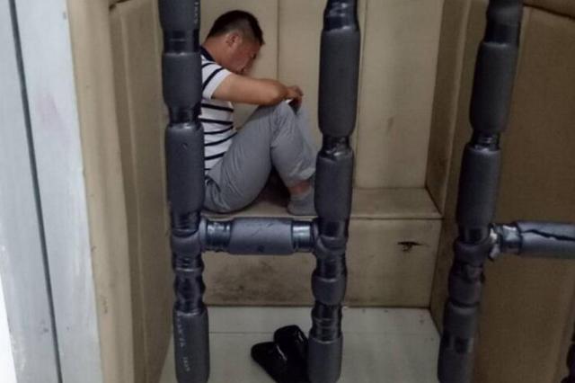 老赖欠贷114万拒还 法院突击其住所搜查出80万现金