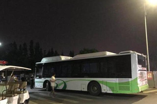 少年偷开公交车撞伤女大学生 被拘20日罚500元