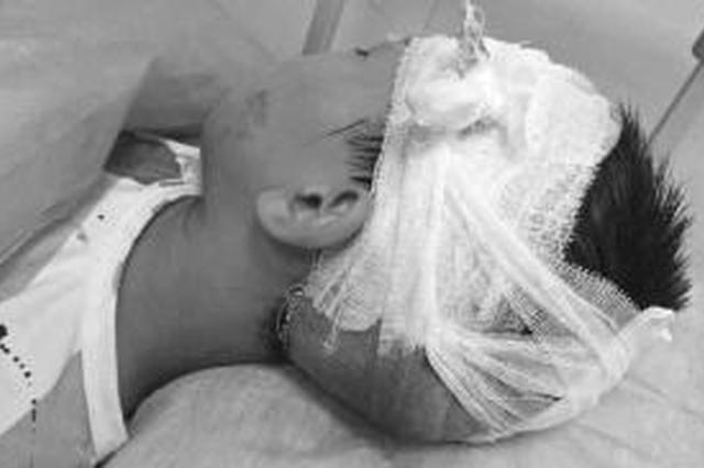 男子数刀砍倒9岁小男孩 家属称其有精神病史