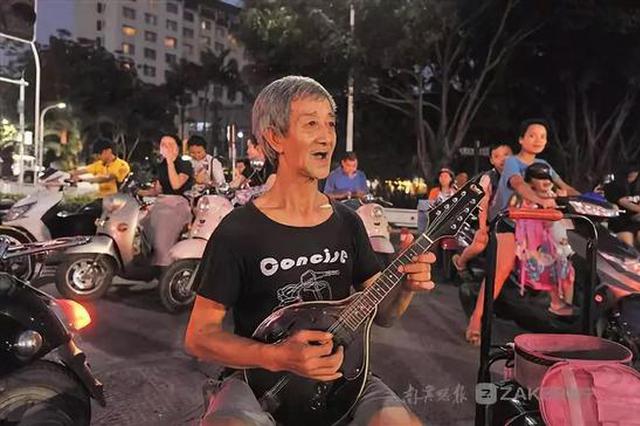 南宁一位街头拾荒的老人因为这个举动火了！