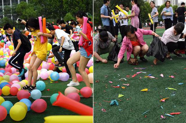 2100多名高考学生狂踩气球减压 家长守候捡垃圾