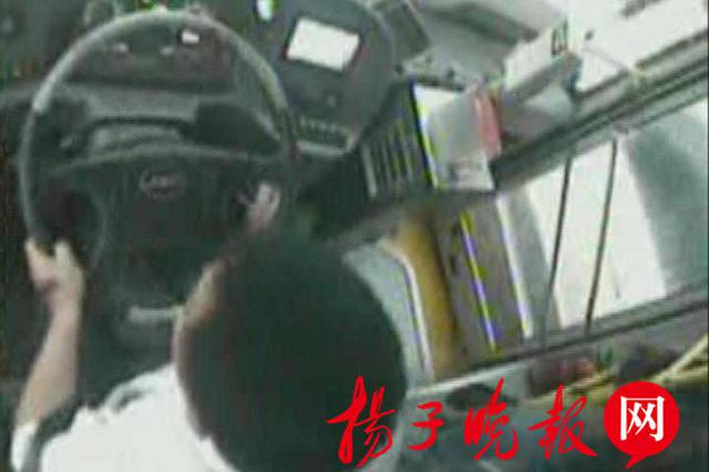 女子公交车上突然倒地 句容公交司机闯红灯紧急送医