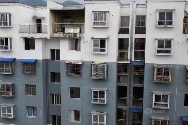 居民楼燃气爆炸着火 阳台窗户炸毁3名被困人员死亡