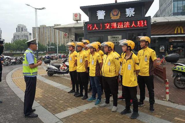 南京注册外卖骑手一万多人 三成车辆属无牌无证