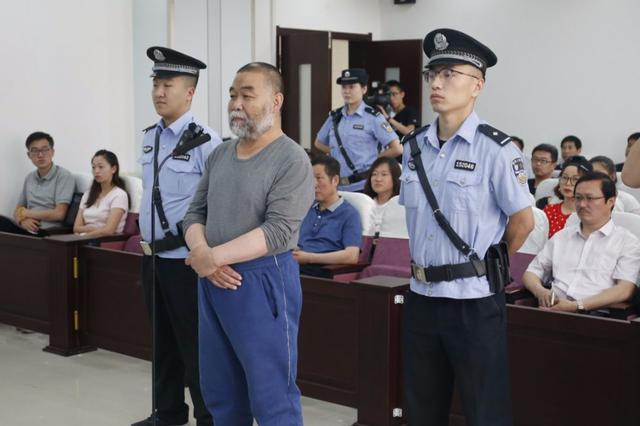 内蒙古“官霸”获刑17年：曾不满工作调动带刀闹事