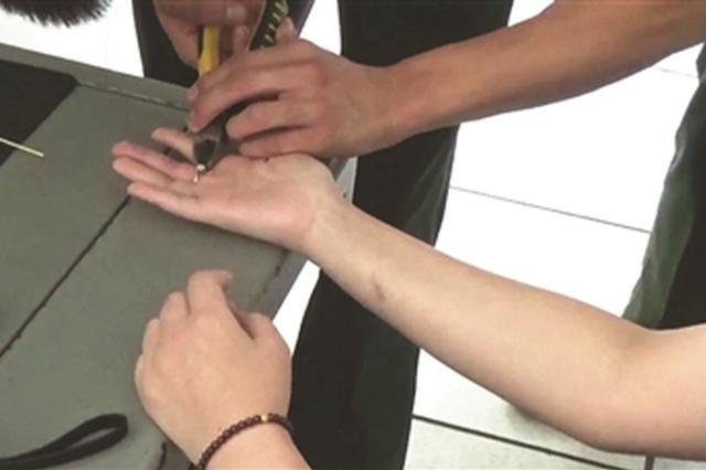 睡觉时戒指莫名换手指 取不下来只好请消防破拆