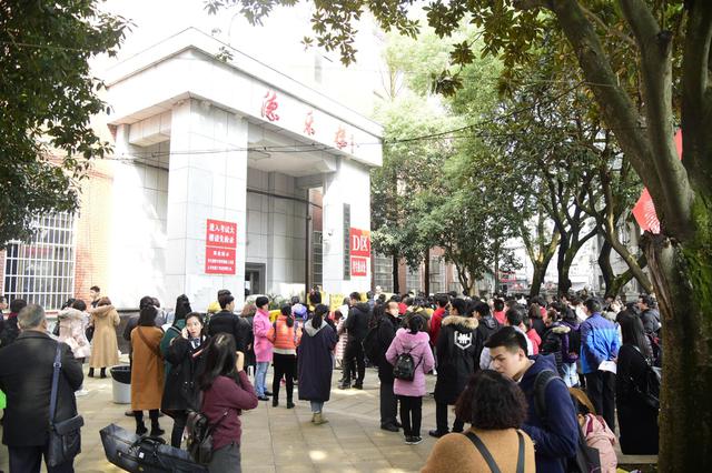 高考外语听力考试期间 南京14处考点周边有临时管控