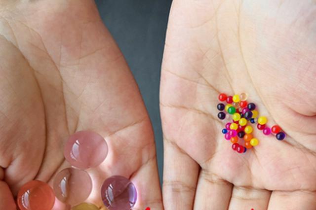 五岁娃把“水宝宝”塞进鼻孔 一夜胀成球