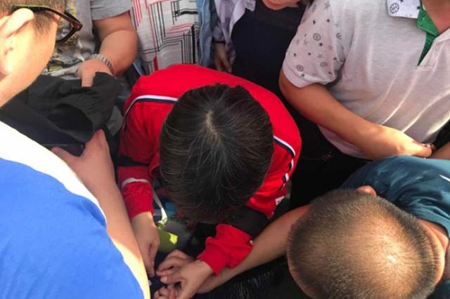 河南一考生证件锁口袋撕衣赶考?考点辟谣:着装不符