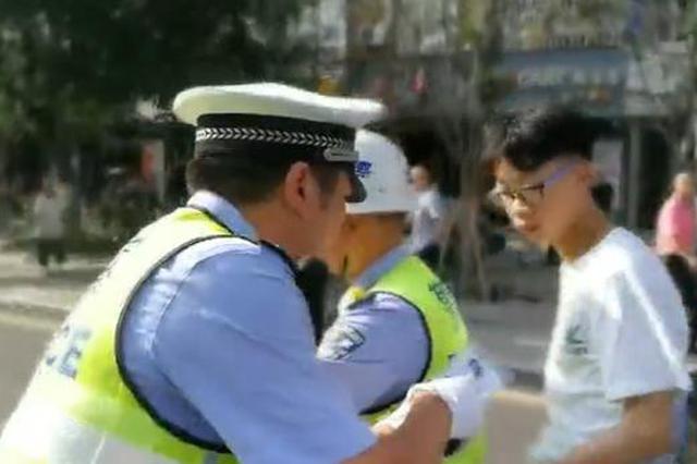 高考首日一考生走错考场后交警送达 母亲跪谢