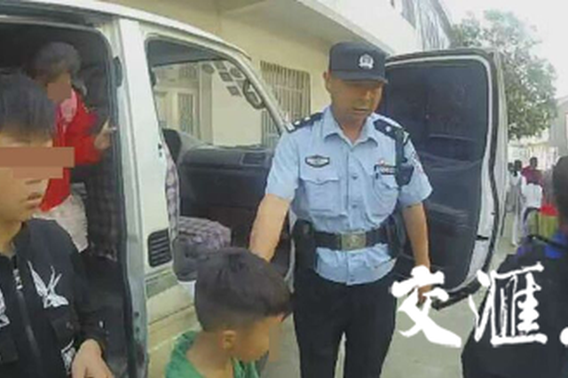 淮安一面包车塞满22名学生 司机严重超载被取保候审