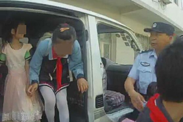 吃惊！车子摇摇晃晃 原来9座面包车塞了22名学生