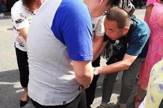 网传高考生证件锁口袋撕衣赶考 考点辟谣：着装不符