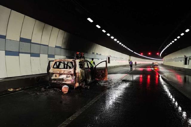 无锡惠山隧道南往北方向一小车起火 无人员伤亡