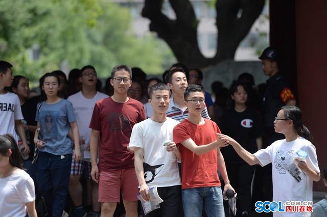 2018高考语文作文题出炉 你还会写当年的作文题吗？