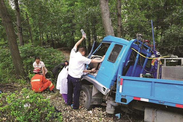 货车侧翻司机妻子被卡住血压仅40多 120司机举吊瓶救人