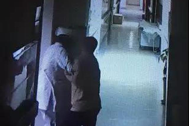 小学安保主任酒后调戏女护士 摸脸不成拿扫帚抽脸