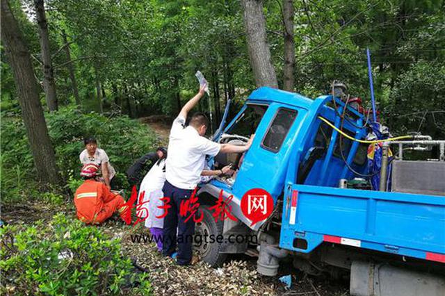 车祸现场 120司机举一个多小时吊瓶进行施救