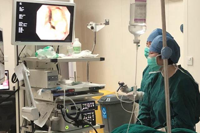 连吃九斤杨梅不吐核 苏州男子吃出肠梗阻