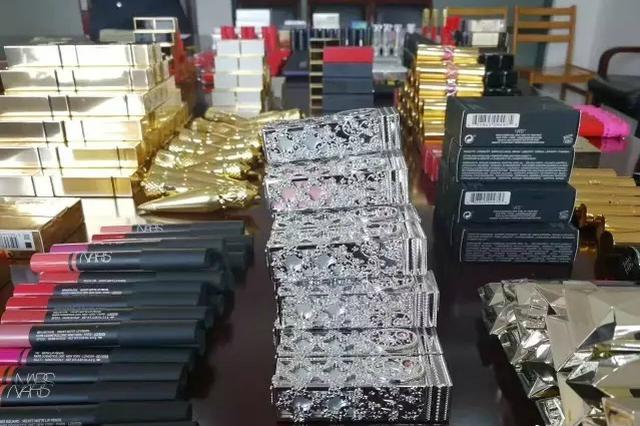 女出纳侵吞千万公款扮"富婆" 7年未被公司发现