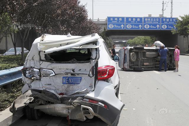 哈尔滨一面包车与一轿车迎面相撞致5死7伤