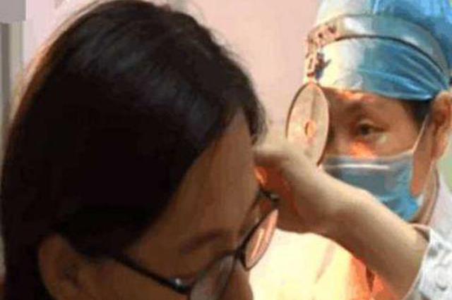 大学生熬夜戴耳机看视频 醒来后发现已经失聪