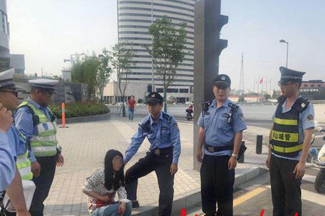 苏州一女子路边突然挥刀自残 辅警与城管第一时间施救